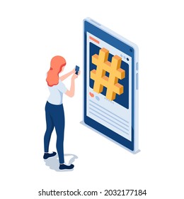 Flat 3d Isometrische Frau Verwenden Smartphone vor Hashtag Symbol auf Social Media.  Hashtag Marketing und Werbung in sozialen Medien