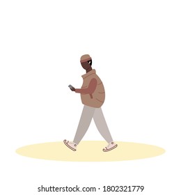 Hombre negro plano con ropa de otoño caminando y mirando el teléfono. Caricatura. Ilustración vectorial.