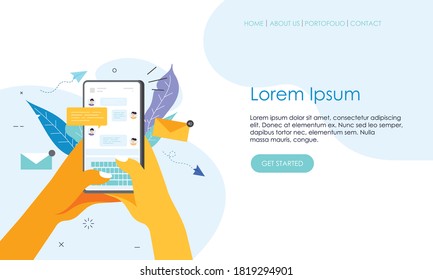 Mano de diseño plana con teléfono móvil con ilustración de mensajes en línea