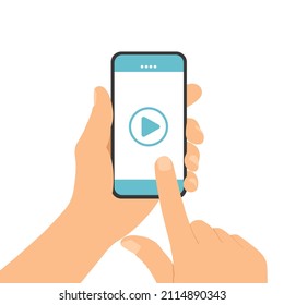 Ilustración de diseño plano de la mano de un hombre que sostiene un teléfono móvil con pantalla táctil. En el smartphone viendo video con botón de reproducción - vector