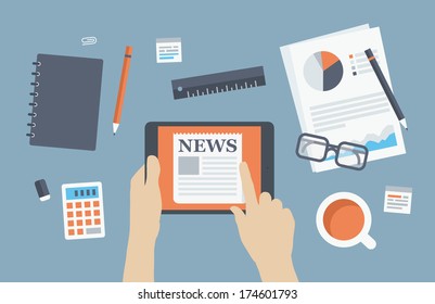 Diseño plano concepto moderno de ilustración vectorial de la persona de negocios leyendo las últimas noticias sobre tableta digital en el lugar de trabajo empresarial con objetos y objetos de oficina. Aislado sobre un fondo elegante.