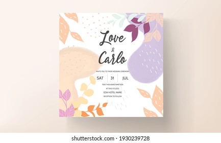 Flat floral design wedding invitation with spring leaves and background