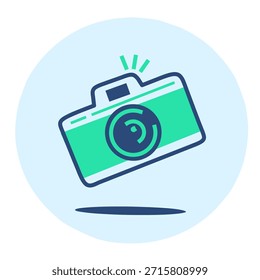 Ilustración de estilo de icono plano de una cámara con combinación de colores azul y verde sobre un fondo circular azul claro, que representa la Fotografía y el concepto de medios