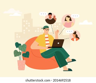 Ilustración plana de un hombre sentado en el sofá de su casa haciendo videollamadas con amigos en el portátil. Gente que tiene videochat en línea.