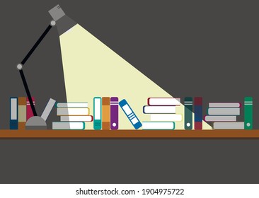 flache Abbildung eines Regals mit Büchern. Vektorpapierbücher, die auf dem Regal stehen. die Lampe beleuchtet die Bücher. Tischlampe auf einem Holzregal an der Wand. ein Lichtstrahl beleuchtet Buchstapel