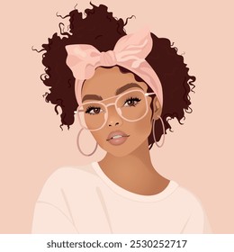 Una ilustración plana de una mujer joven con el pelo rizado atado hacia atrás con una diadema rosa suave. Lleva gafas Grandes redondas y pendientes de aro, junto con una parte superior blanca