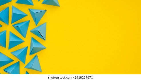 Pirámides de papel planas de color vivo con diseño de vectores de espacio de copia en eps 10