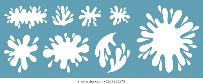 Conjunto de Elementos aislados de salpicaduras de leche plana y manchas. Formas de leche blanca de Vector aisladas para el diseño de productos, publicidad. Ilustración vectorial