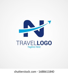 Diseño moderno y plano del logotipo de viaje con la letra mayúscula "N". Fáciles plantillas de avión inspiran a las aerolíneas, billetes de avión, agencias de viajes y emblemas. Color azul aislado sobre fondo blanco.