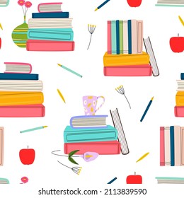 Dibujo vectorial plano sin fisuras con pilas de libros. Varios libros, tazas, jarrón, manzana. Papel colorido decorativo para los amantes del libro de fondo blanco.