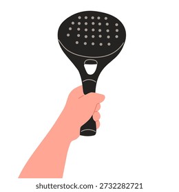 Ilustración vectorial plana de una mano que sostiene una pala de pádel negra con superficie perforada. Estilo de dibujos animados minimalista y moderno aislado sobre fondo blanco. Adecuado para conceptos de pádel, diseño de equipos deportivos, contenido de fitness, materiales de entrenamiento, App móviles, Sitios web, carteles y elementos visuales promocionales.