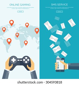 Ilustración vectorial plana. Juegos en línea y comunicación. Sms, correo electrónico. Teléfono inteligente con mano.