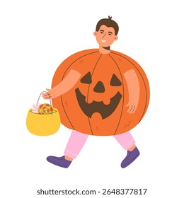 Ilustração vetor plana de um jovem vestindo uma fantasia de abóbora bonito segurando um balde cheio de doces de Halloween