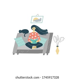 Ilustración vectorial plana con una joven y bonita mujer sentada en una acogedora habitación en el sofá con almohadas y leyendo un interesante libro. Cerca hay un gato. La habitación tiene una flor y un cuadro abstracto