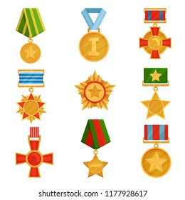 Conjunto plano de medallas militares con cintas coloridas. Órdenes doradas brillantes. Símbolos de la victoria. Tema del Día de los Veteranos