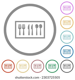 Iconos de color plano de la caja Flatware en los contornos redondos sobre fondo blanco