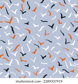 Un rebaño de aves voladoras aisladas en un fondo de color. Vector. Doodles manuscritos.