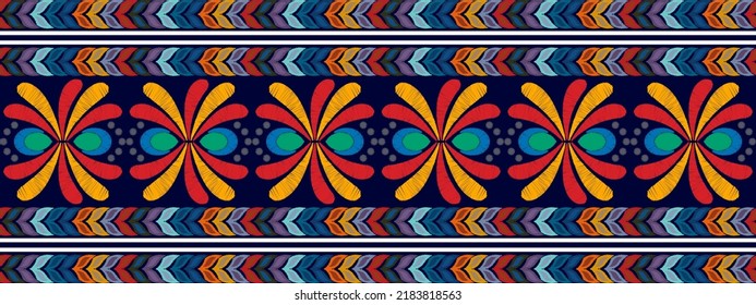 Florales Ikat ethnisches Motiv nahtlose Muster Design. Aztec Stoffteppich Mandala Ziergegenstände Stoffdekorationen Tapete. Stammtisch-boho nativer afrikanischer Truthahn traditionelle Stickerei, Vektorhintergrund 