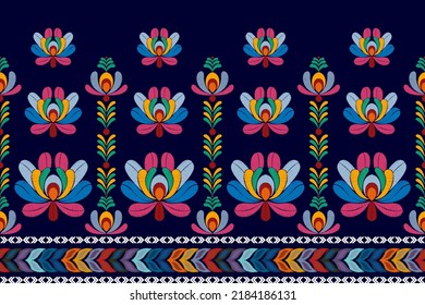 Motivo étnico Floral Ikat: diseño de patrones sin fisuras. Moqueta de tela azteca mandala adornos de decoración textil papel tapiz. Fondo del vector tradicional del bordado del pavo de origen tribal boho africano 