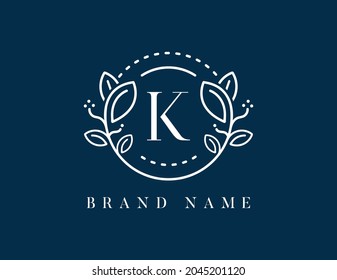 Logo floral con letra K. Plantilla de logotipo del vector