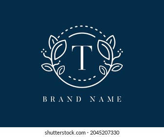Logo floral con letra T. Plantilla de logotipo del vector