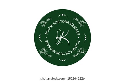Monograma floral para postales, invitaciones, menús, etiquetas. Exquisito diseño gráfico de una página, anuncio de negocios, boutique, hotel, café. Logo sobre fondo verde con la letra K.