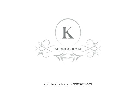 Plantilla de monograma floral y letra K. Plantilla para tarjetas, invitaciones, menús, etiquetas. Diseño gráfico de páginas, carteles de negocios, boutiques, cafés, hoteles.