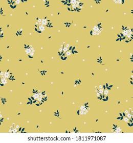 Blumenmuster. Schöne Blumen auf beigem Hintergrund. Drucken mit kleinen weißen Farben. Nahtlose Vektorstruktur. Frühlingsbukett.