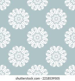 Ornamento vectorial floral azul claro y blanco. Un fondo clásico abstracto y sin inconvenientes con flores. Patrón con elementos florales repetidos. Ornamento para papel pintado y embalaje