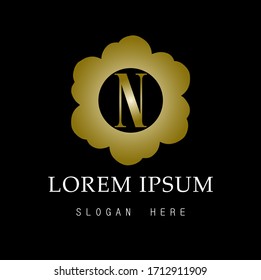 Blumenlogo, abstraktes Blumendesign, goldene Blume mit anfänglichem "N" und schwarzem Hintergrund, Trapezzeichen