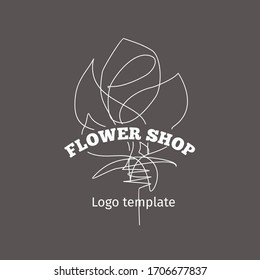 Plantilla de logo de la tienda de flores con boceto dibujado a mano de rosa y texto.