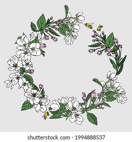 Flor para la presentación de texto. Tarjeta de flores con flores de manzana y abejas. Flores preciosas en un fondo gris. Marco redondo. corona. Tarjeta de cumpleaños, tarjeta de boda, tarjeta de fiesta.  Copiar espacio