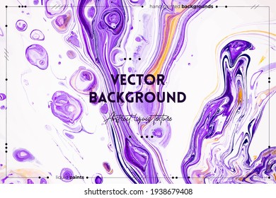Textura de arte fluido. Fondo abstracto con efecto de pintura mezclado. Imagen acrílica líquida con flujos y salpicaduras. Pintas mixtas para carteles o tapices. Colores violetas, blancos y dorados.