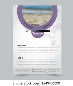 Modelo de panfleto. Layout do folheto. O relatório anual cobre ou imprime o design do cartaz. Cor roxa. Ilustração vetorial.