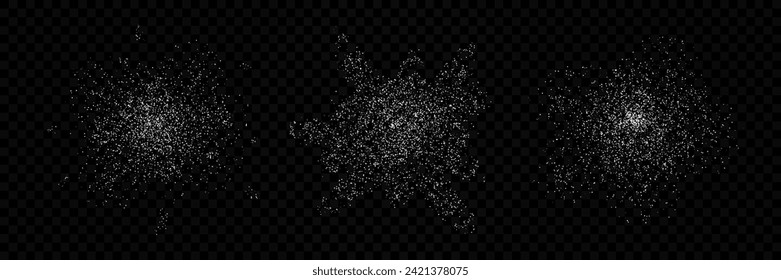 Harina de hornear volando aislada sobre fondo negro. Escatrices de polvo de azúcar en la oscuridad. Explosión abstracta de partículas. Caer polvo blanco. Vista superior de cristales de sal.