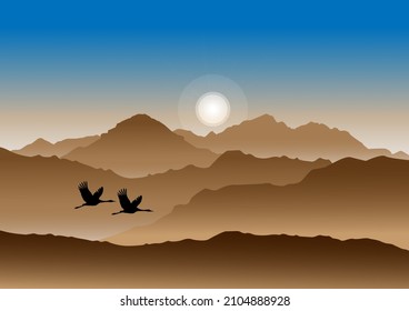 Fliegender Kranich auf den Bergen am Abend