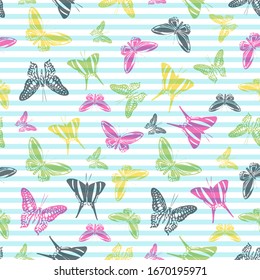 Silhouettes creativas de mariposas volando sobre rayas horizontales vectorial sin fisuras. Diseño de impresión de tela de moda. Las líneas y las siluetas de insectos del jardín de mariposas ilustran perfectamente.