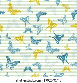 Volando siluetas de mariposa creativas sobre un patrón sin fisuras vectorial de fondo a rayas. Diseño de estampado de tela de moda infantil. Las líneas y las siluetas de insectos del jardín de mariposas se envuelven sin fisuras.