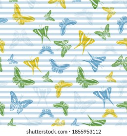 Fliegende flache Schmetterlingseiden über horizontale Streifen, Vektornahtloses Muster. Girlish mode textilen Print Design. Streifen und Schmetterling-Garteninsekten-Silhouetten nahtlose Verpackung.
