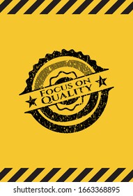 Enfoque en emblema negro de calidad con fondo amarillo. Ilustración vectorial. Detallado.