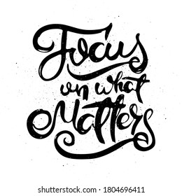 Centrarse En Lo Que Importa. Frase motivacional del vector. Letras ornamentales dibujadas a mano. Impresión de doodle dibujada a mano
