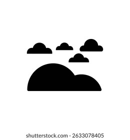 Nubes brumosas que se ciernen sobre una colina para el paisaje atmosférico