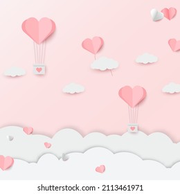 El globo de corazón doblado vuela a través del cielo rosado y la nube con un encantador regalo para el Día de San Valentín.