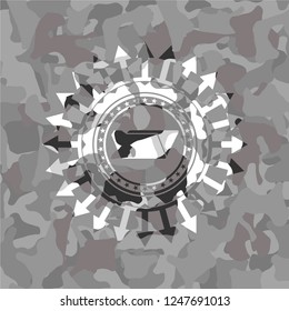 folder icon inside grey camouflage emblem