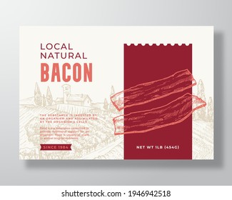 Plantilla de etiqueta de alimentos. Diseño de empaquetado de vectores abstracto. Banner de tipografía moderna con rodajas de tocino de mano y fondo paisajístico rural. Aislado.