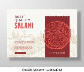 Plantilla de etiqueta de alimentos. Diseño de empaquetado de vectores abstracto. Pancarta de tipografía moderna con trozo de carne humeada a mano Salami Sausage Slice y fondo paisajístico rural. Aislado.