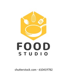 Food studio vector logo. Kitchen tools. Food icon. Cooking logo. Restaurant vector logo template. Cafe logo. Pan icon.