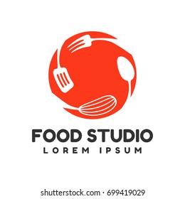 Logo vectorial de estudio de comida. Herramientas de cocina. Icono de comida. Logo de cocina. Plantilla del logotipo del vector del restaurante. Logo del café.