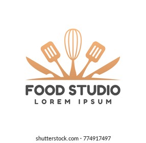 Food studio vector logo. Kitchen tools. Food icon. Cooking logo. Restaurant vector logo template. Cafe logo