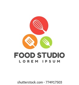 Food studio vector logo. Kitchen tools. Food icon. Cooking logo. Restaurant vector logo template. Cafe logo